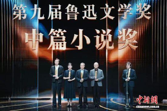 8月28日晚,由中国作家协会、上海市人民政府主办的“2026中国文学盛典·鲁迅文学奖之夜”在上海举办。 中新社记者 张亨伟 摄 8月28日晚,由中国作家协会、上海市人民政府主办的“2026中国文学盛典·鲁迅文学奖之夜”在上海举办。 中新社记者 张亨伟 摄