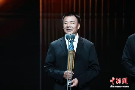 8月28日晚,“外卖诗人”王计兵在“2026中国文学盛典·鲁迅文学奖之夜”发表获奖感言。 中新社记者 张亨伟 摄 8月28日晚,“外卖诗人”王计兵在“2026中国文学盛典·鲁迅文学奖之夜”发表获奖感言。 中新社记者 张亨伟 摄