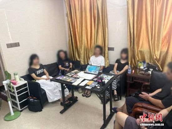 肖某等6人因涉嫌敲诈勒索罪被依法刑事拘留,案件正在进一步侦办中。上海市公安局长宁分局供图 肖某等6人因涉嫌敲诈勒索罪被依法刑事拘留,案件正在进一步侦办中。上海市公安局长宁分局供图