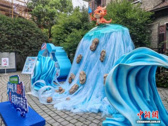 巨型“炎症瀑布”沉浸式互动装置29日亮相上海市中心。中新网记者 陈静 摄 巨型“炎症瀑布”沉浸式互动装置29日亮相上海市中心。中新网记者 陈静 摄