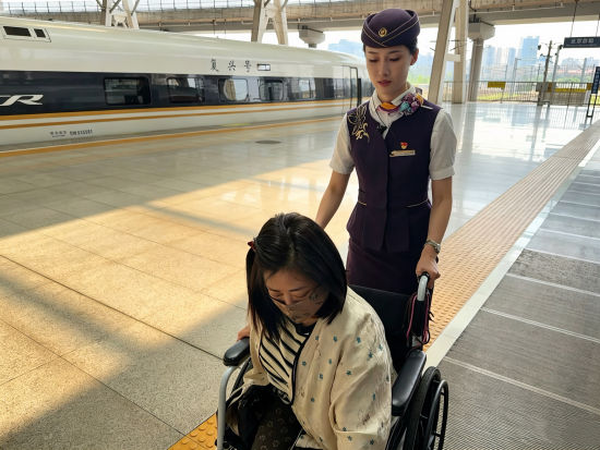 "00后"列车长束亚男坚守在京沪高铁线上,保障旅客平安出行。 "00后"列车长束亚男坚守在京沪高铁线上,保障旅客平安出行。