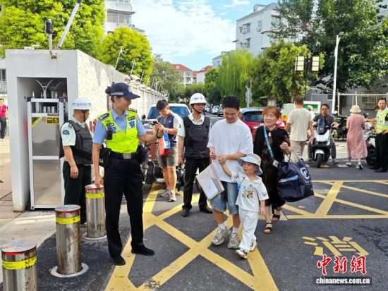 上海市公安局嘉定分局真新派出所民警在辖区幼儿园开展护校安园工作。上海市公安局嘉定分局供图 上海市公安局嘉定分局真新派出所民警在辖区幼儿园开展护校安园工作。上海市公安局嘉定分局供图