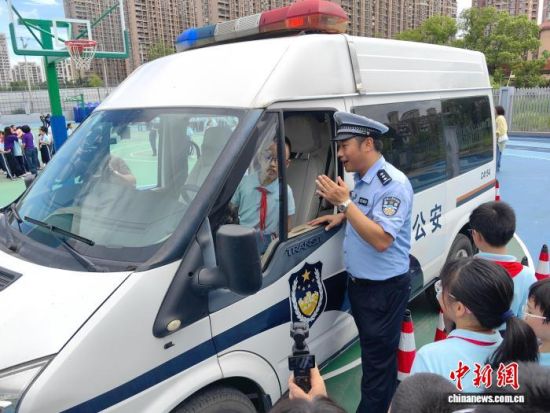 9月1日9时许,上海市徐汇区逸夫小学操场上气氛热烈,一场别开生面的“开学安全第一课”准时开讲。上海市公安局徐汇分局供图 9月1日9时许,上海市徐汇区逸夫小学操场上气氛热烈,一场别开生面的“开学安全第一课”准时开讲。上海市公安局徐汇分局供图