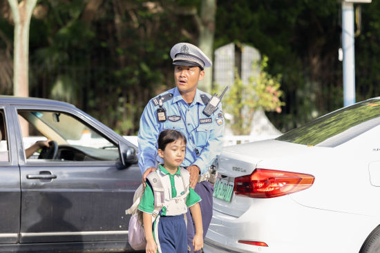 崇明分局交管支队民警护送学生安全过马路。崇明公安供图 崇明分局交管支队民警护送学生安全过马路。崇明公安供图