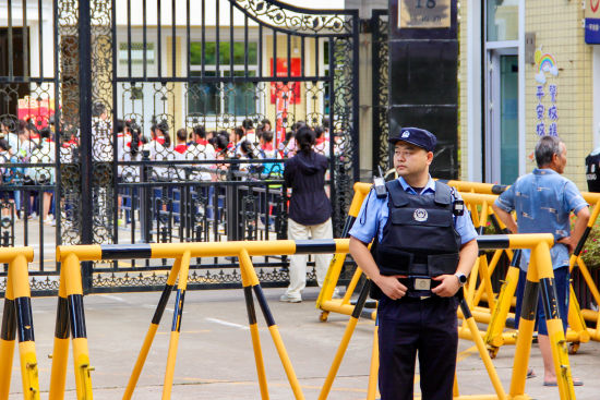 崇明分局横沙派出所民警在校门口开展护校安园工作。崇明公安供图 崇明分局横沙派出所民警在校门口开展护校安园工作。崇明公安供图