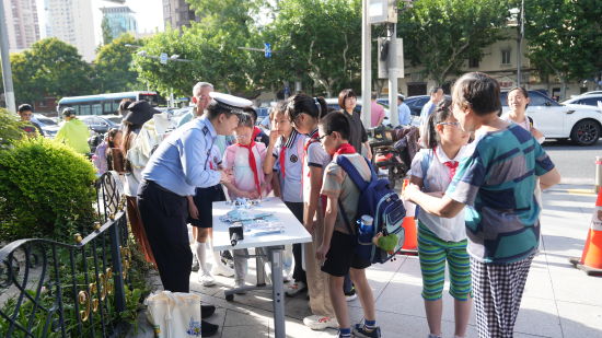 静安警方全力护航秋季开学道路交通秩序。静安公安供图 静安警方全力护航秋季开学道路交通秩序。静安公安供图