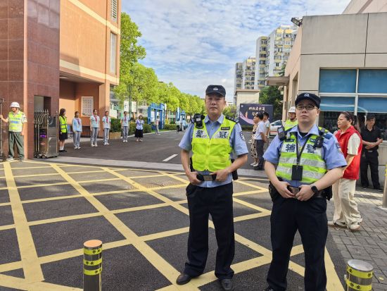 静安警方全力护航秋季开学道路交通秩序。静安公安供图 静安警方全力护航秋季开学道路交通秩序。静安公安供图