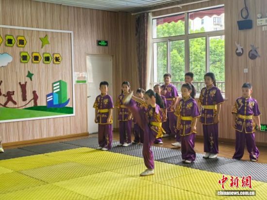 月三小学的武术社团4日正在开展活动。(中新网记者 陈静 摄) 月三小学的武术社团4日正在开展活动。(中新网记者 陈静 摄)