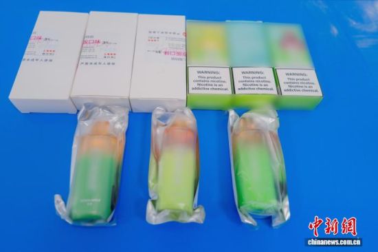 图为假冒的某品牌电子烟。上海市公安局浦东分局供图 图为假冒的某品牌电子烟。上海市公安局浦东分局供图