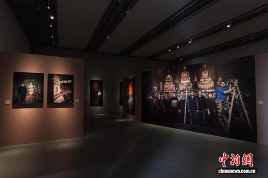 “须弥与芥子——大足石刻与守护人摄影艺术展”5日在沪开幕。(奉贤区新闻办供图) “须弥与芥子——大足石刻与守护人摄影艺术展”5日在沪开幕。(奉贤区新闻办供图)