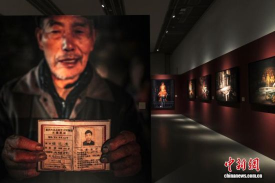 展览生动展现民众世代接续、默默守护石窟文化遗产的赤诚之心与责任担当。(奉贤区新闻办供图) 展览生动展现民众世代接续、默默守护石窟文化遗产的赤诚之心与责任担当。(奉贤区新闻办供图)