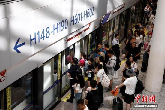 旅客在浦东国际机场等待捷运列车。中新网记者 殷立勤 摄 旅客在浦东国际机场等待捷运列车。中新网记者 殷立勤 摄