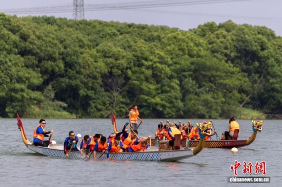 青吴嘉三地龙舟赛活动现场。 青浦区委统战部供图 青吴嘉三地龙舟赛活动现场。 青浦区委统战部供图