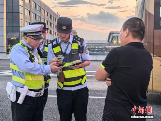 针对乘客集中反映的机场出租车抛客、甩客现象,上海市公安局机场分局会同上海市交通委执法总队、机场相关部门组建整治专班,今年3月底以来联合开展专项整治行动。上海市公安局供图 针对乘客集中反映的机场出租车抛客、甩客现象,上海市公安局机场分局会同上海市交通委执法总队、机场相关部门组建整治专班,今年3月底以来联合开展专项整治行动。上海市公安局供图