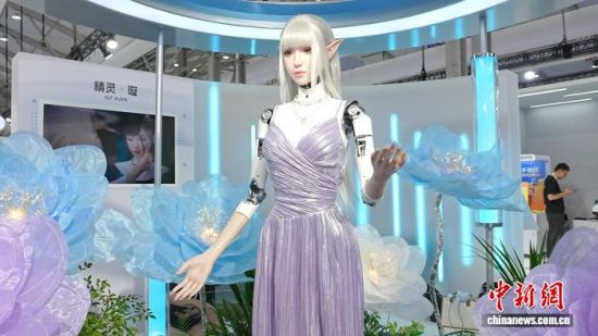 2026 Inclusion·外滩大会上超仿生机器人精灵·璇2.0亮相。中新网记者 康玉湛 摄 2026 Inclusion·外滩大会上超仿生机器人精灵·璇2.0亮相。中新网记者 康玉湛 摄