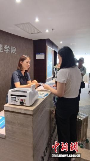 选手在上海商学院酒店管理学院的客房实训室内进行模拟训练。 中新网记者 许婧 摄 选手在上海商学院酒店管理学院的客房实训室内进行模拟训练。 中新网记者 许婧 摄