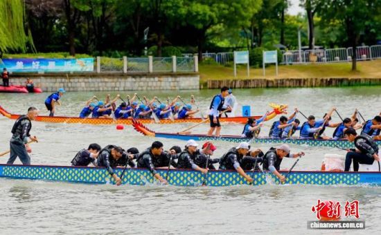 9月11日,第二届“青龙同舟”长三角两岸青年龙舟友谊赛在上海市青浦区举行。图为比赛现场。 (上海市青浦区台胞台属联谊会 供图) 9月11日,第二届“青龙同舟”长三角两岸青年龙舟友谊赛在上海市青浦区举行。图为比赛现场。 (上海市青浦区台胞台属联谊会 供图)