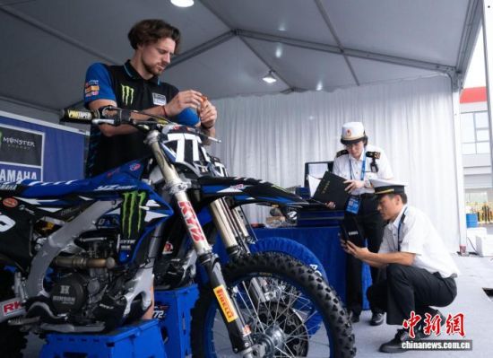 奉贤海关关员对2026世界摩托车越野锦标赛中国上海站赛事物资开展监管。黄瑶 摄 奉贤海关关员对2026世界摩托车越野锦标赛中国上海站赛事物资开展监管。黄瑶 摄