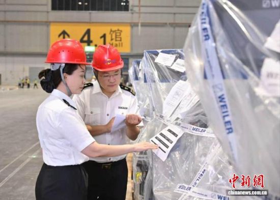 上海海关所属会展中心海关关员对世界技能大赛首批进馆赛事物资开展现场验核。谢宗赢 摄 上海海关所属会展中心海关关员对世界技能大赛首批进馆赛事物资开展现场验核。谢宗赢 摄