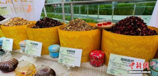各色茶饮亮相2026“月满人间·茶润中秋”——海上茶局中秋非遗系列活动主会场。(静安区新闻办供图) 各色茶饮亮相2026“月满人间·茶润中秋”——海上茶局中秋非遗系列活动主会场。(静安区新闻办供图)