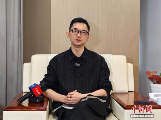 舞剧《海的一半》总导演、编舞林辰在上海接受中新网专访。 范宇斌 摄 舞剧《海的一半》总导演、编舞林辰在上海接受中新网专访。 范宇斌 摄