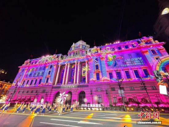 9月12日晚,黄浦江畔华灯璀璨,2026年第37届上海旅游节大巡游在中山东一路外滩拉开帷幕。 中新网记者 张亨伟摄 9月12日晚,黄浦江畔华灯璀璨,2026年第37届上海旅游节大巡游在中山东一路外滩拉开帷幕。 中新网记者 张亨伟摄
