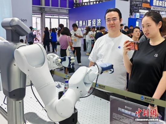 2026 Inclusion·外滩大会现场,观众与智能机器人互动。中新网记者 姜煜 摄 2026 Inclusion·外滩大会现场,观众与智能机器人互动。中新网记者 姜煜 摄