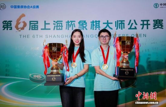 9月13日,第六届上海杯象棋大师公开赛在上海市嘉定区南翔镇落幕。图为尹昇(右)获得男子个人公开组冠军、王子涵(左)获得女子个人公开组冠军。(主办方供图) 9月13日,第六届上海杯象棋大师公开赛在上海市嘉定区南翔镇落幕。图为尹昇(右)获得男子个人公开组冠军、王子涵(左)获得女子个人公开组冠军。(主办方供图)