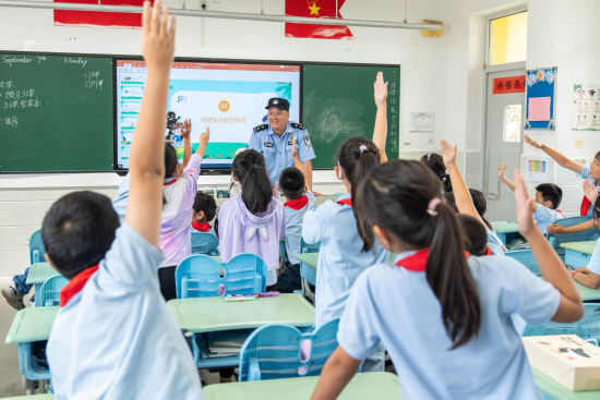 城桥派出所民警通过互动问答的形式向学生们普及网络安全知识。沈群 摄 城桥派出所民警通过互动问答的形式向学生们普及网络安全知识。沈群 摄
