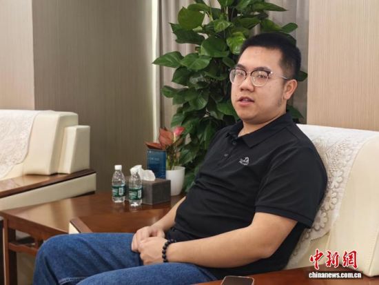 9月14日,中欧绿色科技产业联盟秘书长、世界青年科学家联合会全球学生发展工作委员会主任委员陈榆在上海接受中新网专访。 范宇斌 摄 9月14日,中欧绿色科技产业联盟秘书长、世界青年科学家联合会全球学生发展工作委员会主任委员陈榆在上海接受中新网专访。 范宇斌 摄