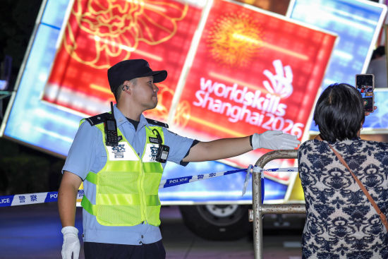 民警在本次活动沿线开展安保执勤工作。警方供图 民警在本次活动沿线开展安保执勤工作。警方供图