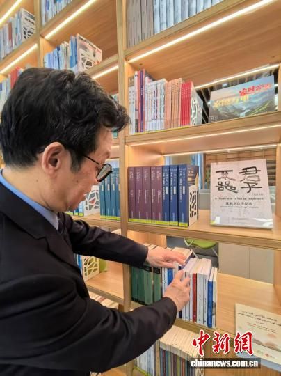 王有勇教授介绍其译介成果。中新网记者 陈静摄 王有勇教授介绍其译介成果。中新网记者 陈静摄