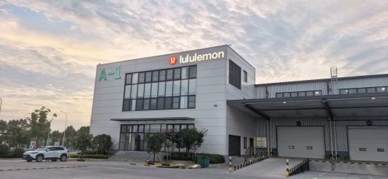 lululemon全球首个综合服务中心,为全国客人提供剪裁、定制等多项服务体验 lululemon全球首个综合服务中心,为全国客人提供剪裁、定制等多项服务体验