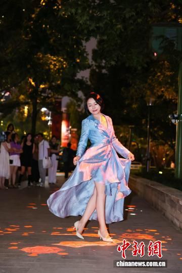 游人“步履所至,繁花自开”。中新网记者 陈静摄 游人“步履所至,繁花自开”。中新网记者 陈静摄