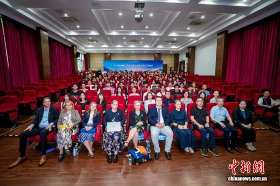 中芬学院迎来首届61名新生。(上海健康医学院供图) 中芬学院迎来首届61名新生。(上海健康医学院供图)
