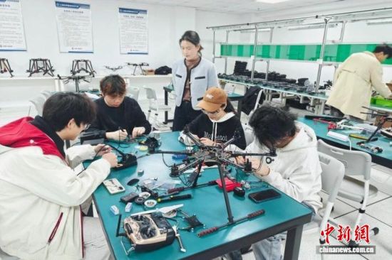 上海中侨职业技术大学低空技术学院学生在老师的指导下组装调试无人机。(资料图) 上海中侨职业技术大学供图 上海中侨职业技术大学低空技术学院学生在老师的指导下组装调试无人机。(资料图) 上海中侨职业技术大学供图
