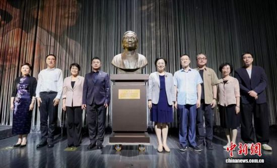 国医大师朱南孙铜像19日晚揭幕,将落户岳阳医院院史馆。(岳阳医院供图) 国医大师朱南孙铜像19日晚揭幕,将落户岳阳医院院史馆。(岳阳医院供图)
