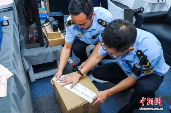 执法人员依法对涉案产品扣押。 上海市市场监管局供图 执法人员依法对涉案产品扣押。 上海市市场监管局供图