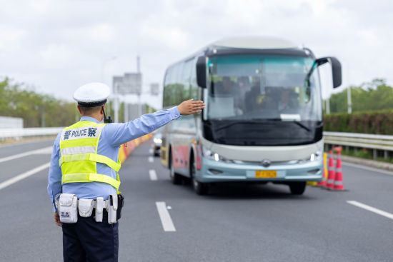 崇明分局交管支队民警引导车辆有序进入安检通道。沈群 摄 崇明分局交管支队民警引导车辆有序进入安检通道。沈群 摄
