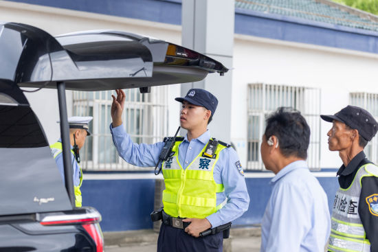 崇明分局民警对入沪车辆开展安检工作。沈群 摄 崇明分局民警对入沪车辆开展安检工作。沈群 摄