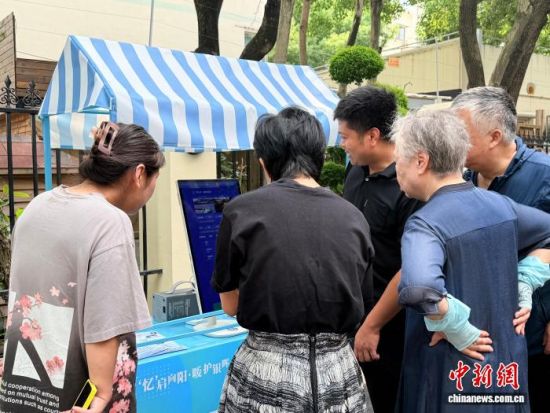 9月21日,上海市2026年“921”老年认知障碍关爱主题活动在徐汇区举行,现场设置互动集市区,涵盖智能产品体验、适老化场景展示、公益服务咨询等内容。中新网记者 郑莹莹 摄 9月21日,上海市2026年“921”老年认知障碍关爱主题活动在徐汇区举行,现场设置互动集市区,涵盖智能产品体验、适老化场景展示、公益服务咨询等内容。中新网记者 郑莹莹 摄