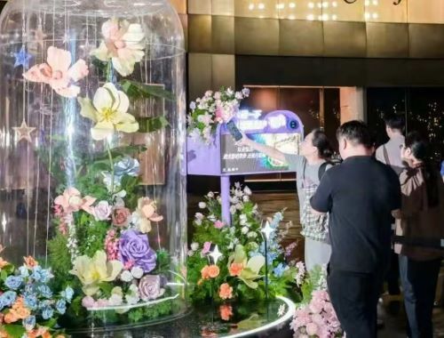 市民游客可在淮海路时代广场的许愿瓶前点亮心愿。主办方供图 市民游客可在淮海路时代广场的许愿瓶前点亮心愿。主办方供图