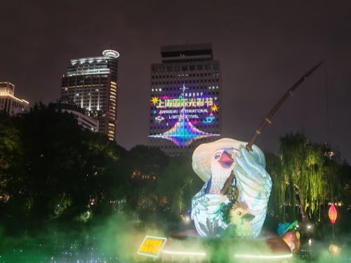 鸟界顶流夜鹭”夜师傅“正式在延中绿地持证”摸鱼“。中新网记者 姜煜 摄 鸟界顶流夜鹭”夜师傅“正式在延中绿地持证”摸鱼“。中新网记者 姜煜 摄