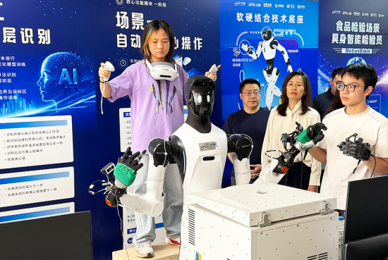 图2:市场监管总局认研中心李莉主任参观食品检验实验室 图2:市场监管总局认研中心李莉主任参观食品检验实验室