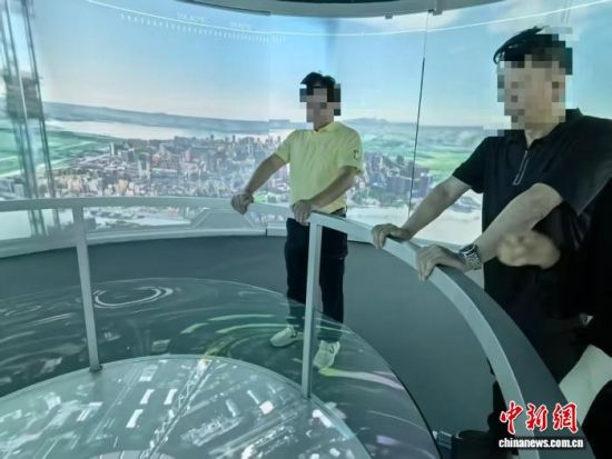 参观者体验“太空电梯”。(中新网记者 陈静 摄) 参观者体验“太空电梯”。(中新网记者 陈静 摄)