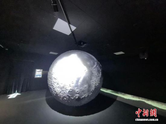 这个“月球”是美术设计专业人士根据全月图手工雕琢而成。(中新网记者 陈静 摄) 这个“月球”是美术设计专业人士根据全月图手工雕琢而成。(中新网记者 陈静 摄)
