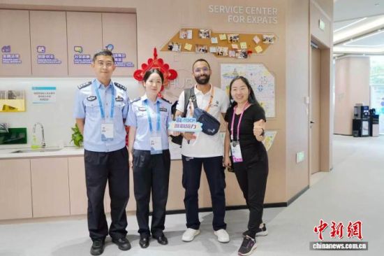 上海青浦公安“青境服务队”依托“警心境力”服务包机制,为外籍专家现场提供签证换发服务。上海市公安局青浦分局供图 上海青浦公安“青境服务队”依托“警心境力”服务包机制,为外籍专家现场提供签证换发服务。上海市公安局青浦分局供图