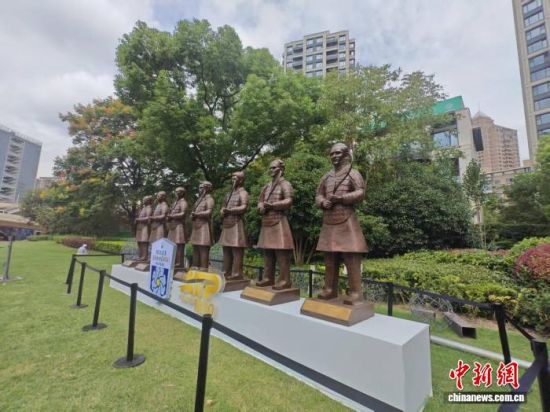 多个“冠军兵马俑”已立在苏州河畔。(中新网记者 陈静 摄) 多个“冠军兵马俑”已立在苏州河畔。(中新网记者 陈静 摄)
