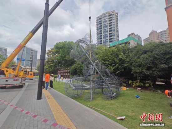 “潦草小狗”正在搭建中。(中新网记者 陈静 摄) “潦草小狗”正在搭建中。(中新网记者 陈静 摄)