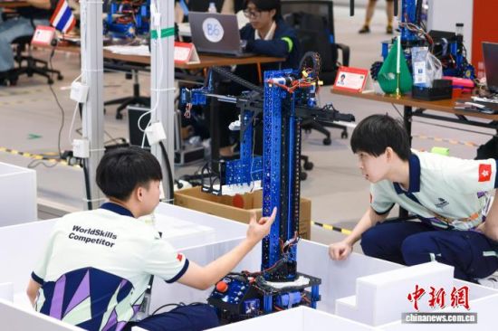 9月24日,第48届世界技能大赛在国家会展中心(上海)持续比拼。多个国家的选手在“自主移动机器人”项目上展开角逐。 中新社记者 贾天勇 摄 9月24日,第48届世界技能大赛在国家会展中心(上海)持续比拼。多个国家的选手在“自主移动机器人”项目上展开角逐。 中新社记者 贾天勇 摄
